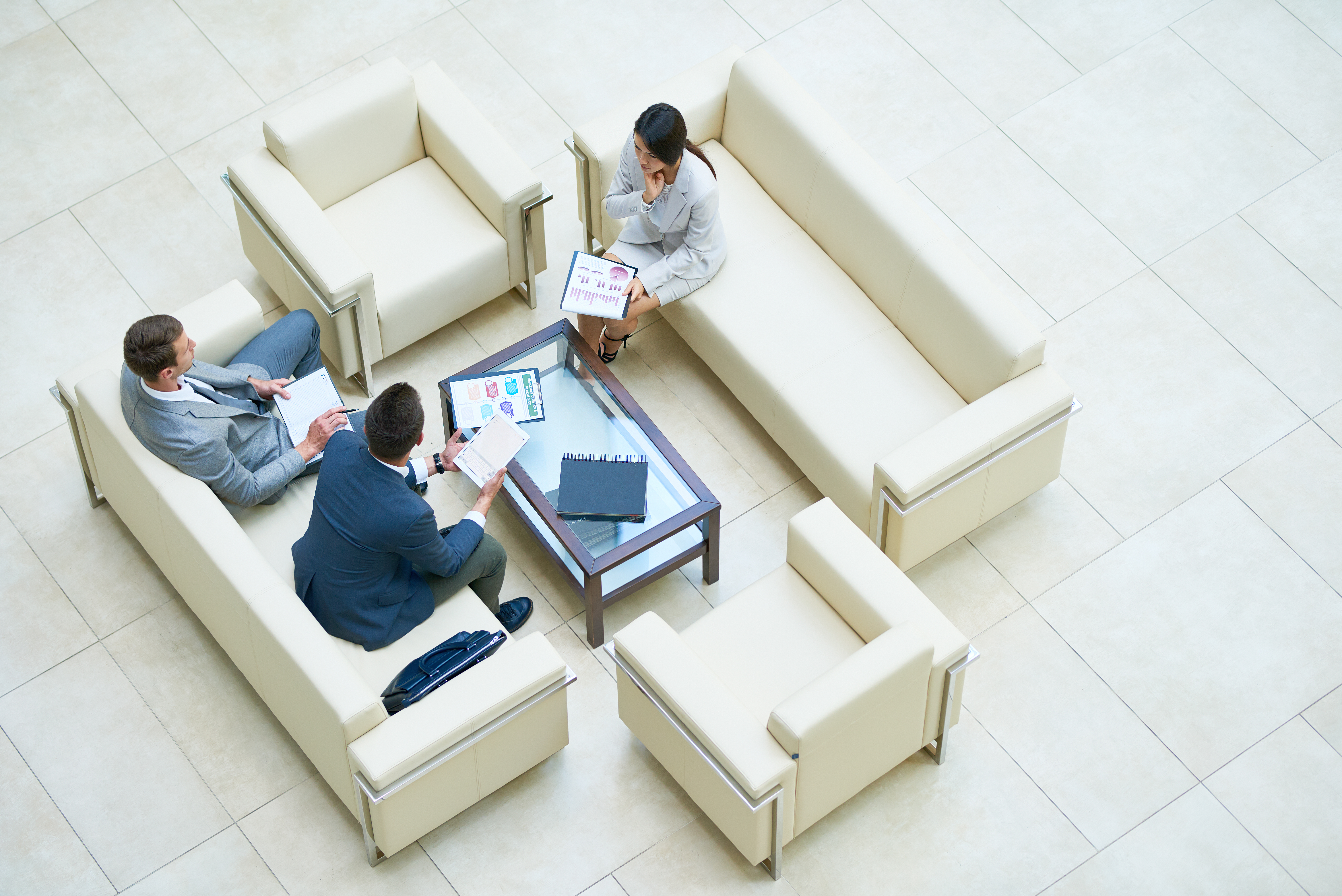 businesspeople-meeting-white-sofas